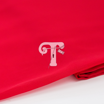 Tecido vermelho com logótipo de agulha e carretel