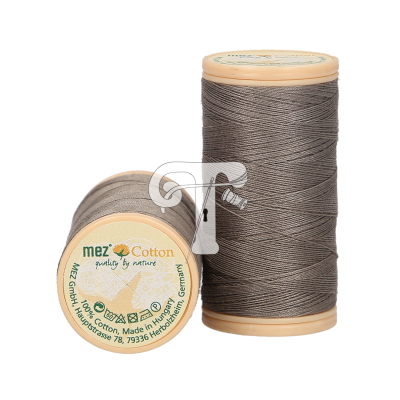 Duas bobinas de linha de costura marron cinzenta da marca mez Cotton sobre fundo branco