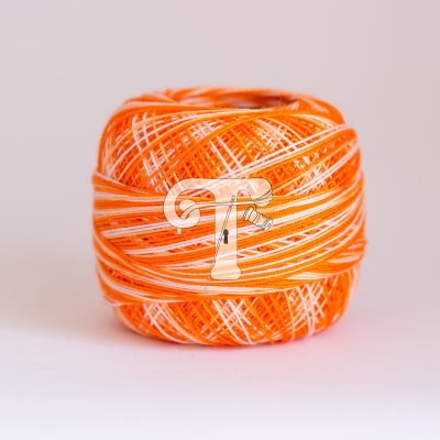 Novelo de linha laranja e branca sobre fundo branco