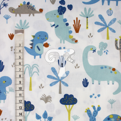 tecido branco com padrão de dinossauros e plantas coloridas