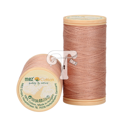 Dois carretéis de linha de algodão cor bege claro com tampas correspondentes e texto impresso sobre a marca e origem.