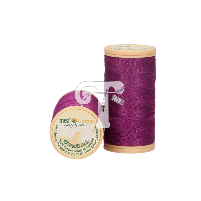 Dois carretéis de linha de algodão roxa com rótulo 'mez Cotton' sobre fundo branco