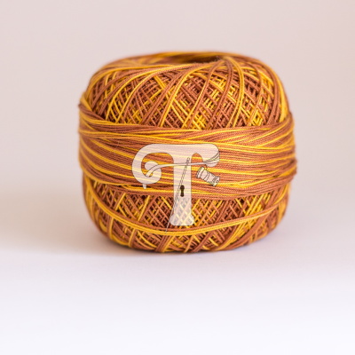 Bola de fio multicolorido amarelo, laranja e castanho em fundo branco