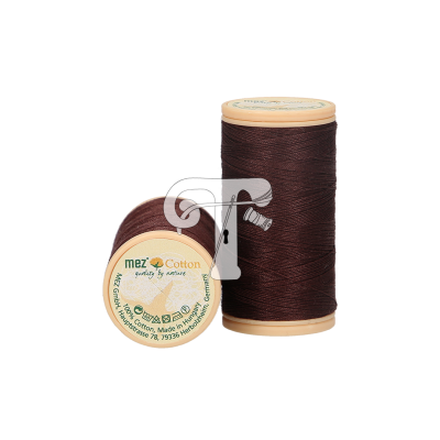 Dois rolos de linha de algodão castanha Mez sobre fundo branco.