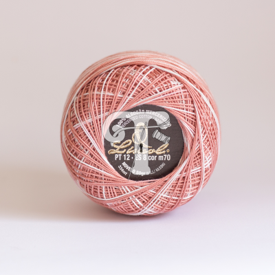 Bobine de linha rosa e branco com etiqueta preta