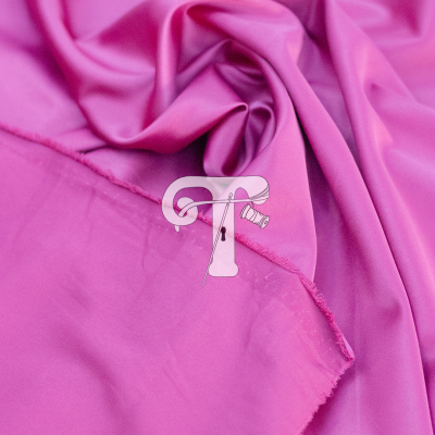 Tecido rosa vibrante com textura lisa e dobras