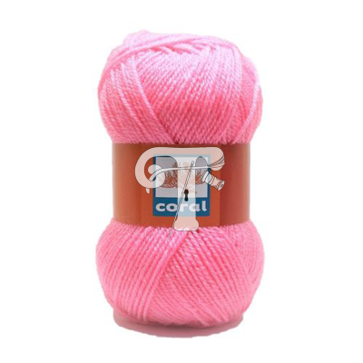 Novelo de lã rosa claro com etiqueta castanha e branca a dizer 'coral'.