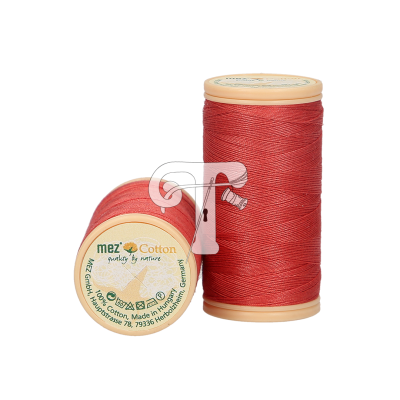 Dois carretéis de linha de algodão vermelha com rótulos redondos