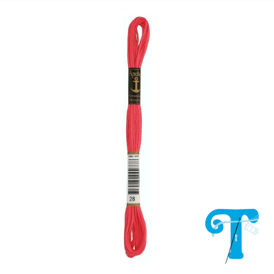 Skein de linha de bordar rosa fluorescente com etiquetas pretas e brancas sobre fundo branco