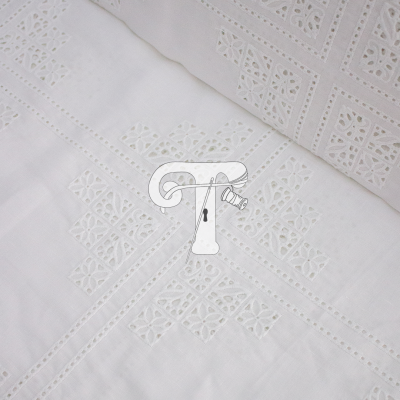 Jogo de cama branco com bordado artesanal em padrão quadrado