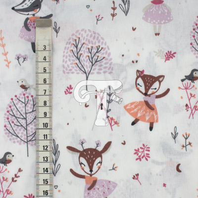 Pano branco com padrão infantil de animais e árvores em cores suaves com fita métrica ao lado.