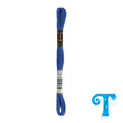 Linha de bordar azul Anchor com etiquetas preta e branca sobre fundo branco