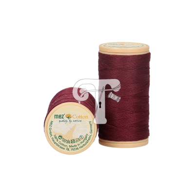 Dois carretéis de linha de costura vinho com rótulos em fundo branco