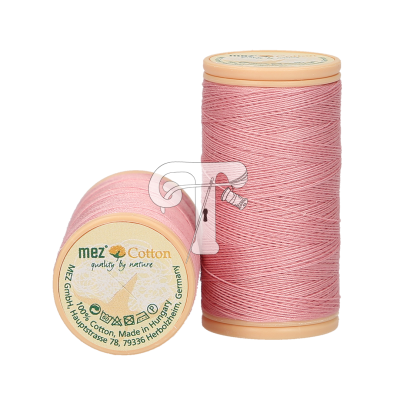 Dois carretéis de linha de costura rosa clara com etiquetas visíveis