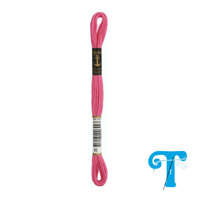 Skein de linha de bordado rosa Anchor com etiquetas e logo azul no canto inferior direito