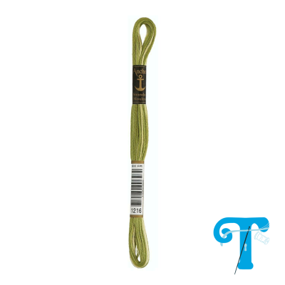 Atilho verde-oliva para bordar com etiquetas e logotipo azul em fundo branco