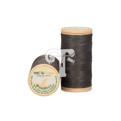 Dois carretéis de linha de costura preta com base e topo cor creme, etiqueta visível num deles.