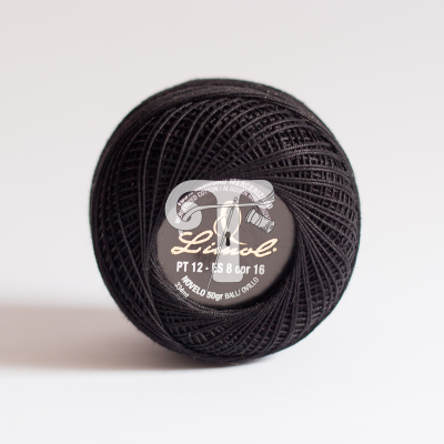 Rolo de linha preta com etiqueta Lisbel sobre fundo branco