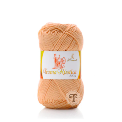 Novelo de fio cor de pêssego claro com etiqueta Trama Rústica