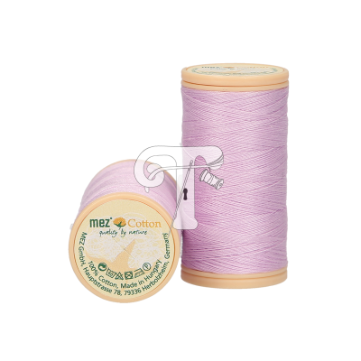 Dois carretéis de linha de algodão lilás com rótulos da marca mez Cotton