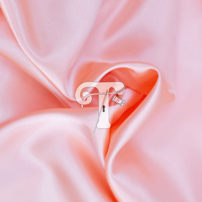 Tecido rosa acetinado com logotipo no centro