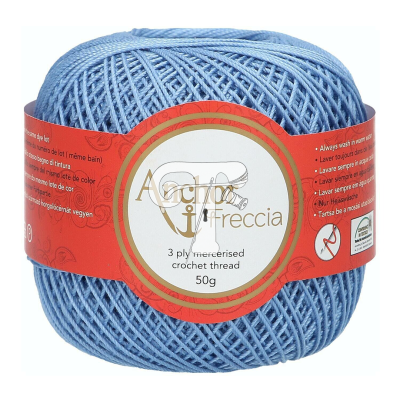 Novelo de linha de croché azul claro com etiqueta vermelha da marca Agata Freccia