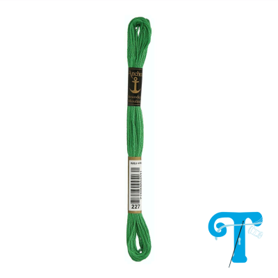 Novelo de linha verde com etiquetas e logotipo azul no canto