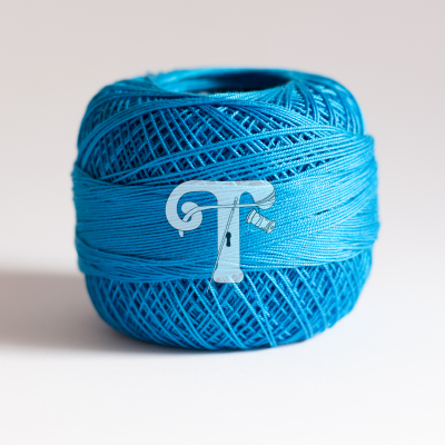 Novelo de fio azul turquesa com letra T transparente sobreposta