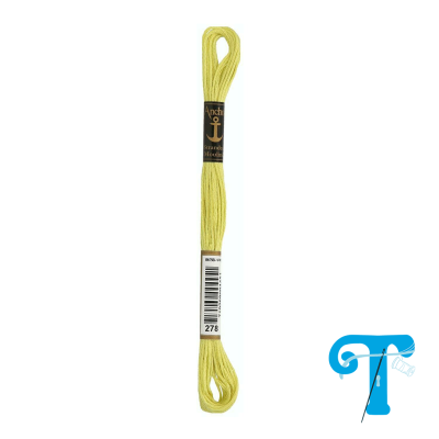 Fio de bordar amarelo claro com etiquetas preta e branca em fundo branco