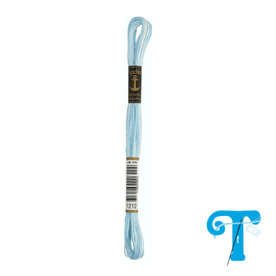 Skeín de fio de bordar azul claro com etiqueta Anchor