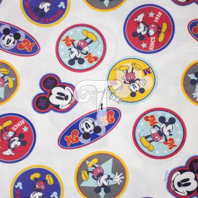tecido branco com estampado colorido de Mickey Mouse em círculos