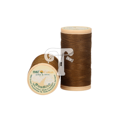 Dois carretéis de linha castanha Mez Cotton sobre fundo branco