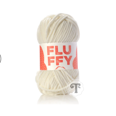 Novelo de lã branca grosso com etiqueta FLUFFY em fundo branco