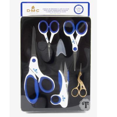 Conjunto de cinco tesouras de bordado azul e branco em embalagem preta com etiqueta D.M.C