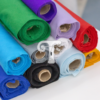 Rolos de tecido coloridos empilhados