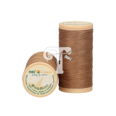 Dois carretéis de linha castanha mez Cotton em fundo branco