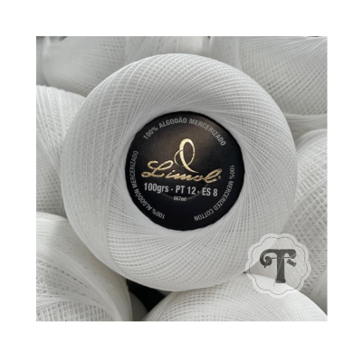 Rolos de linha branca com etiqueta preta central