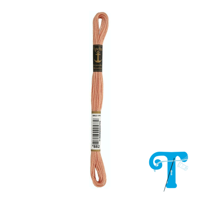 Novelo de linha de bordado cor pêssego claro com rótulos de marca e código