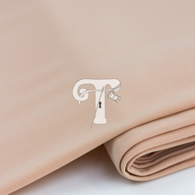 Tecido bege claro dobrado com textura lisa