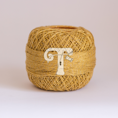 novelo de linha dourada com brilho