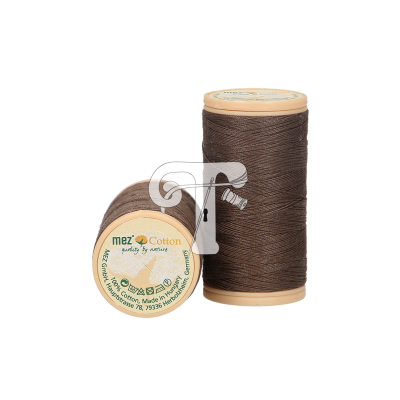 Dois carretéis de linha de costura castanha com rótulos 'mez Cotton'