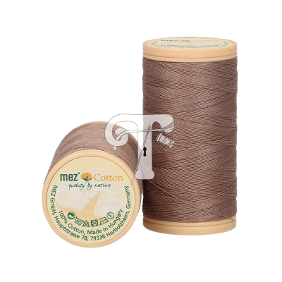 Dois carretéis de linha de algodão castanha com suporte bege em fundo branco