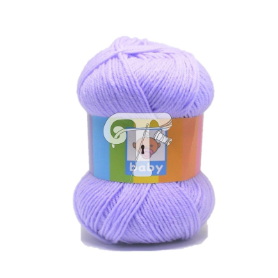Novelo de lã lilás com etiqueta colorida e texto 'baby'