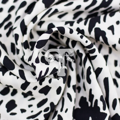 Tecido branco com manchas pretas irregulares
