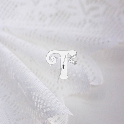 Tecido branco com padrão de losangos perfurados e letra T em relevo