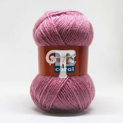 Novelo de lã rosa com rótulo 'coral' em fundo branco