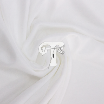 Tecido branco suave com dobras naturais