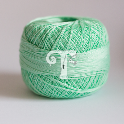 Novelo de linha verde claro em fundo branco