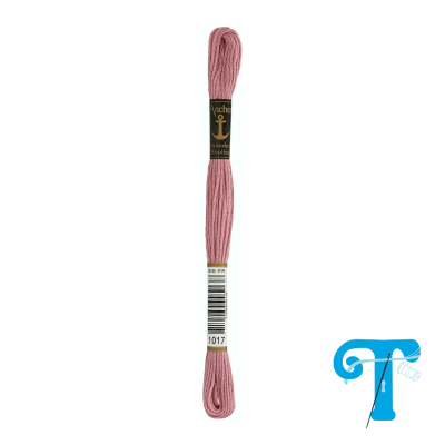 Skeín de linha para bordar cor-de-rosa com etiqueta preta e dourada e número 1017