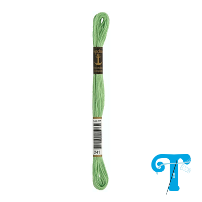 Meada de linha verde para bordar com etiqueta preta